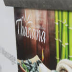 Thasiana Gebäude außen Tafel