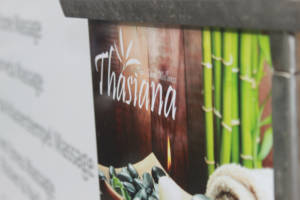 Thasiana Gebäude außen Tafel