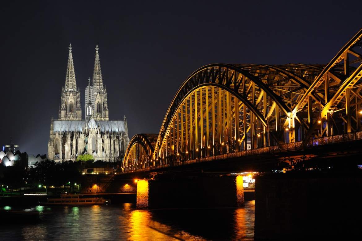 night-scene-cologne-germany-rhine-water-bridge.jpg
